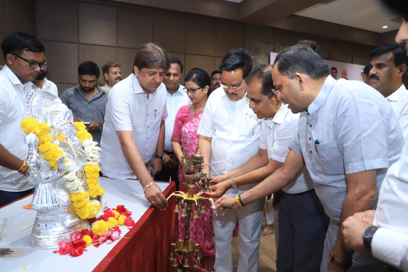 તા.૧૮-૦૪-૨૦૨૫ ના રોજ માનનીય કેન્દ્રીય જળશક્તિ મંત્રી અને પ્રદેશ અધ્યક્ષ શ્રી સી આર પાટીલના વરદ્હસ્તે ચોર્યાસી વિધાનસભા મતવિસ્તારમાંથી પસાર થતા રાષ્ટ્રીય રાજમાર્ગ નંબર-૫૩ અંતર્ગત રાષ્ટ્રીય રાજમાર્ગ પ્રાધિકરણ (NHAI) દ્વારા નવનિર્મિત બુડીયા અને ગભેણી જંક્શન પર બ્લેક સ્પોટની સમસ્યાના નિરાકરણ રૂપે અંદાજિત ₹૪૦ કરોડના ખર્ચે તૈયાર થયેલ વ્હીકલ અન્ડરપાસનું લોકાર્પણ કરવામાં આવ્યું.